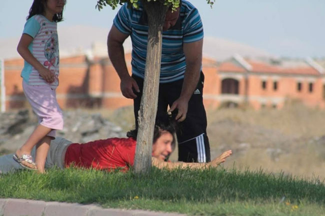 Kızın gözü önünde dayak - Resim: 1