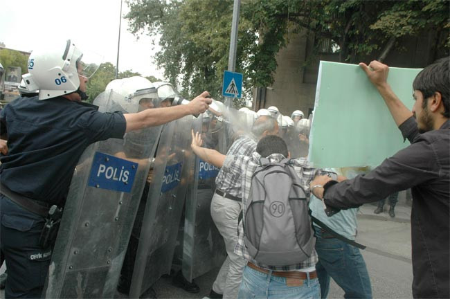 TBMM önünde Suriye arbedesi - Resim: 3