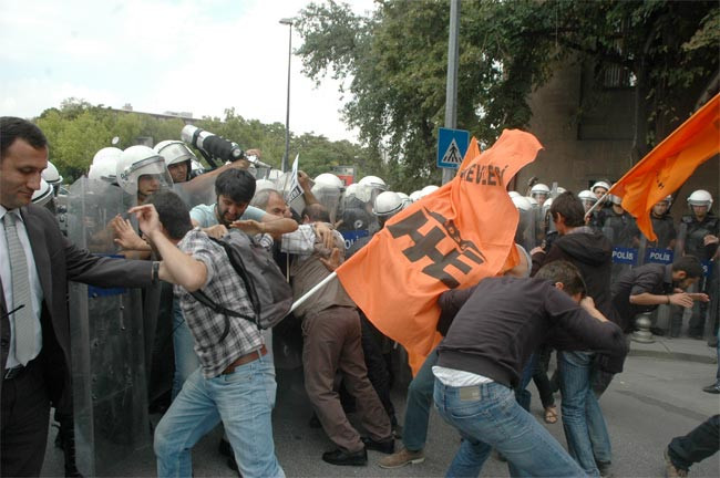 TBMM önünde Suriye arbedesi - Resim: 4