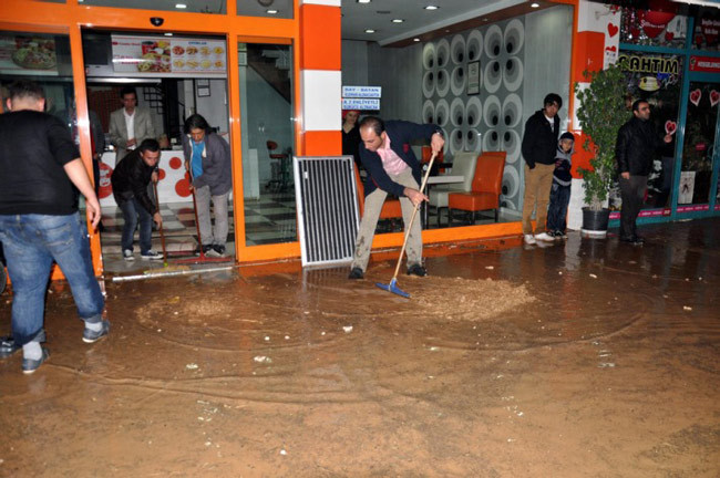 Sel Doğu'da yıkıma sebep oldu - Resim: 3