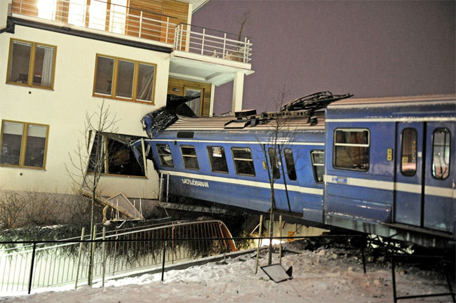 Çaldığı trenle binaya çarptı - Resim: 3