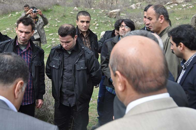 PKK  kamu görevlilerini böyle teslim etti - Resim: 2