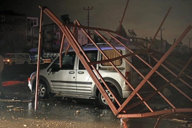 Cemaat dağıldı minare devrildi - Resim: 2