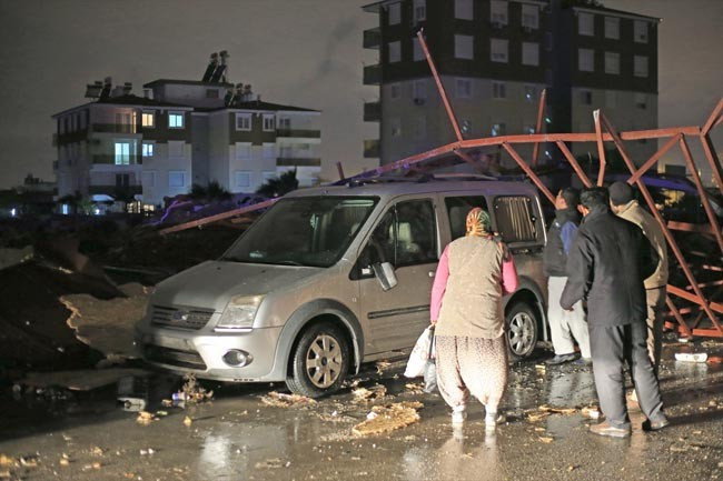 Cemaat dağıldı minare devrildi - Resim: 4
