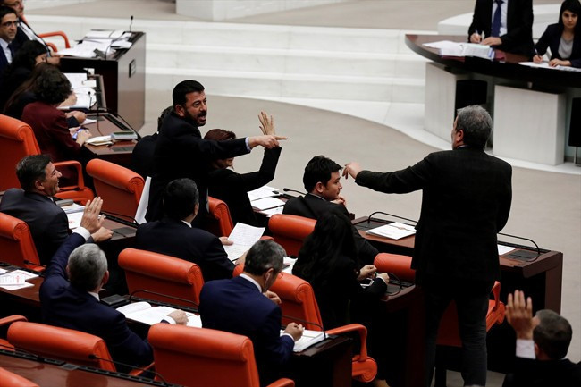 Meclis kürsüsünde ikinci ayakkabı vakası! - Resim: 1