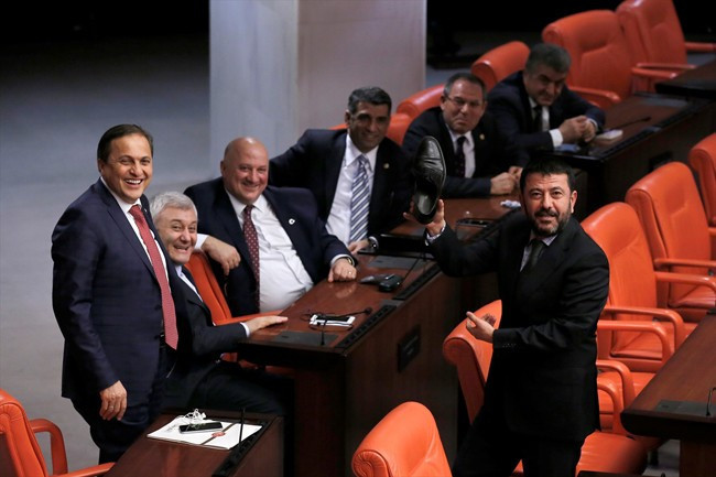 Meclis kürsüsünde ikinci ayakkabı vakası! - Resim: 3