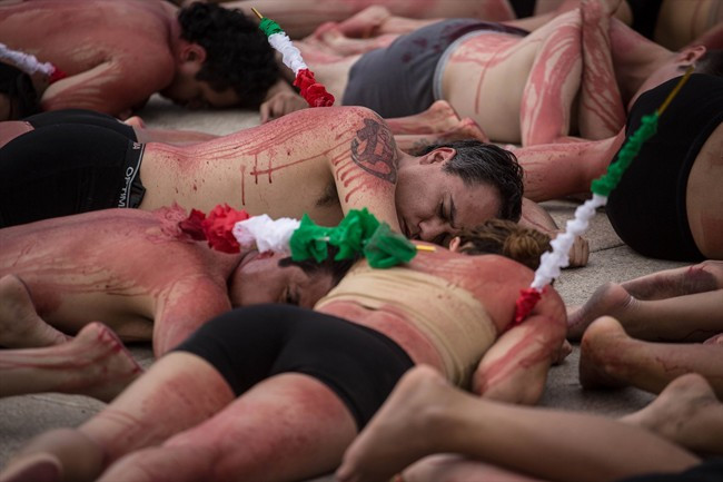 Boğa güreşlerine çıplak protesto - Resim: 3