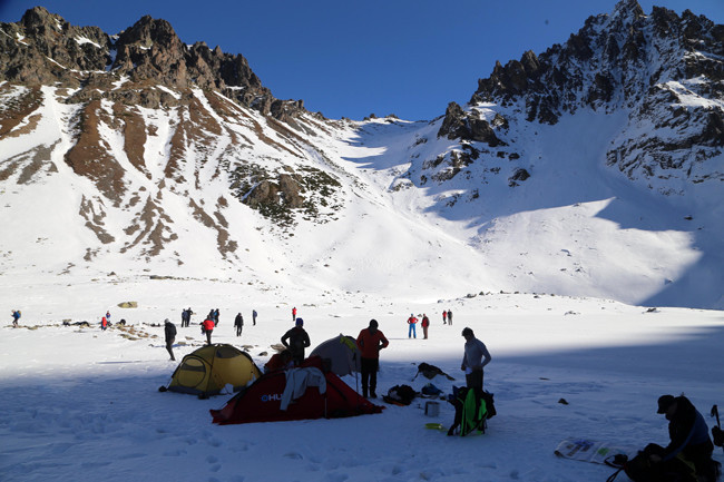 Önce buzu kestiler sonra dondurucu soğukta yüzdüler - Resim: 1