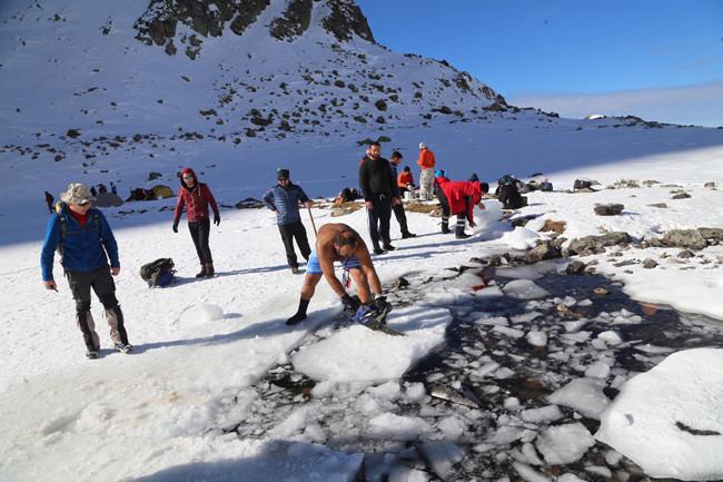 Önce buzu kestiler sonra dondurucu soğukta yüzdüler - Resim: 2