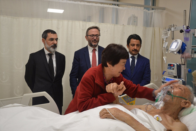 Koreli Ayla manevi babasına kapanıp ağladı hem de ağlattı - Resim: 2