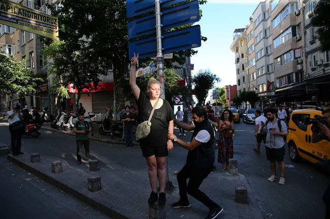 Polis LGBTİ'nin yürüyüşüne izin vermedi - Resim: 3