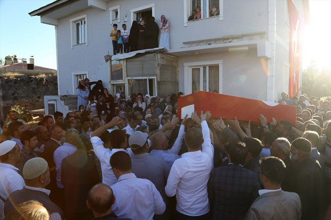 Terör saldırısına uğrayanlar toprağa verildi - Resim: 4