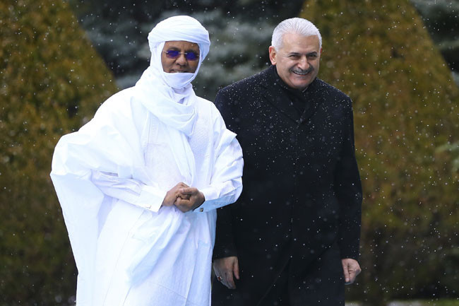 Nijer Başbakanı'nın ilginç kıyafeti olay oldu! Üşüdüğü için mi... - Resim: 1