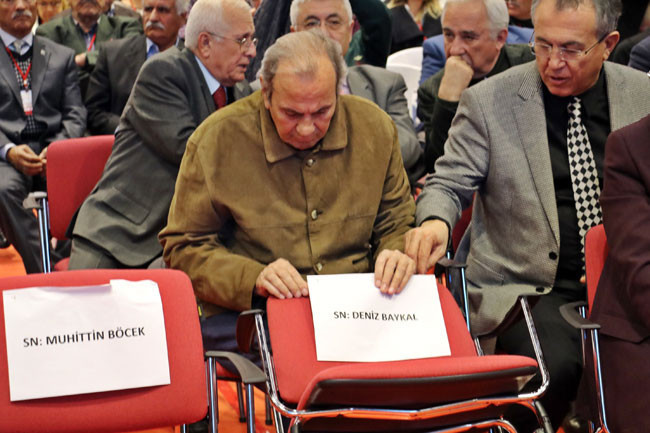 CHP Kongresinde Baykal’ın sandalyesi boş kaldı! - Resim: 1