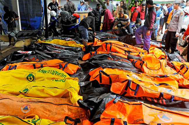 İnsanlık da öldü tsunami 500 can aldı onlar zafer işaretli selfie yarışına girdi - Resim: 2