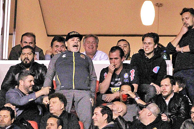 Maradona maçta alkol aldı taraftarı yumrukladı - Resim: 4