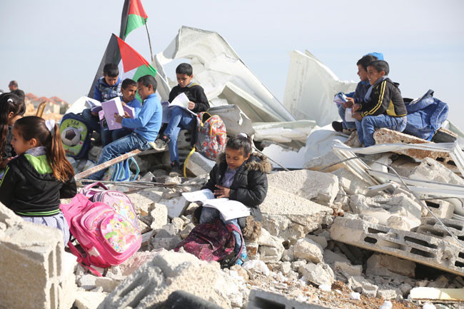 İsrail askerleri Filistinlilere ait okulu yıktı! Öğrenciler... - Resim: 2