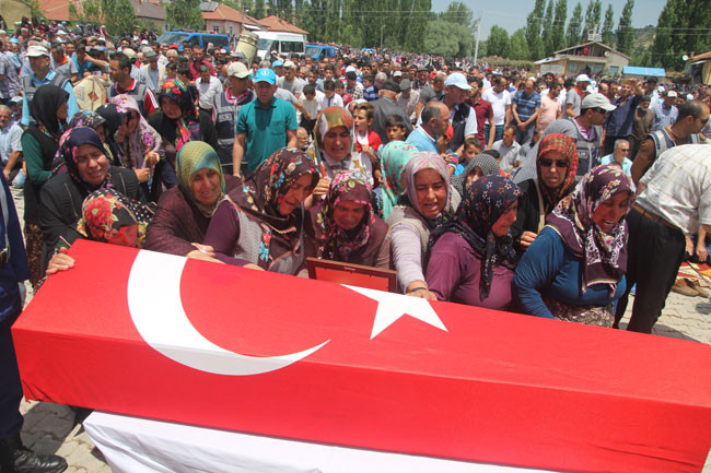 1.5 aylık Mehmet Akif şehit babasını böyle uğurladı... - Resim: 3