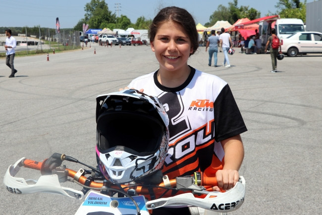 Abla kardeş pistlerin tozunu birlikte attırıyor - Resim: 3