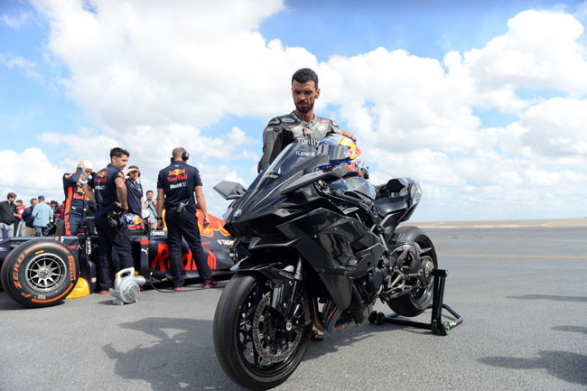 Kenan Sofuoğlu F-16 ile yarıştı! Yarışı bakın kim kazandı? - Resim: 1