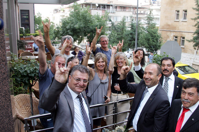 Bahçeli'yi şaşırtan selamlama - Resim: 2