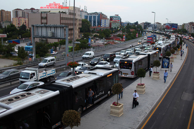 Metrobüs arıza yaptı olan vatandaşa oldu - Resim: 2