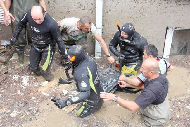 Cesetleri evden dalgıç çıkardı - Resim: 1