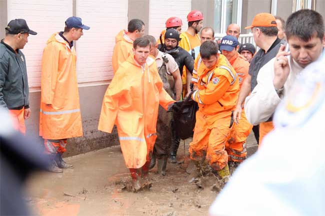 Cesetleri evden dalgıç çıkardı - Resim: 3