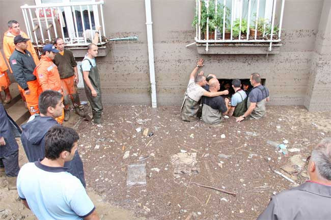 Cesetleri evden dalgıç çıkardı - Resim: 4