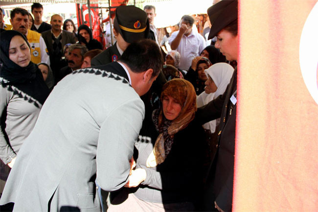 Şemdinli'yi başlarına yıkın - Resim: 3