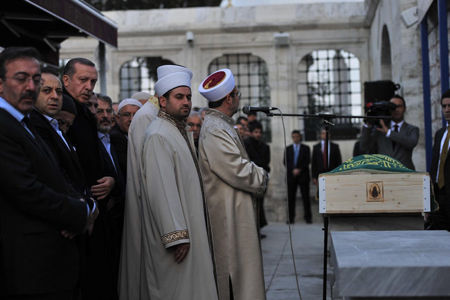 Başbakan Sungur'u son yolculuğuna uğurladı - Resim: 1