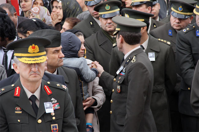 Şehit babaya son bakış yürek burktu! - Resim: 2