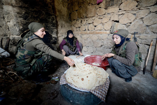 Eli kalaşnikoflu anneler - Resim: 1