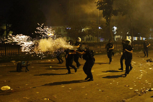 Taksim'de polis müdahale etmekten yorulunca... - Resim: 3