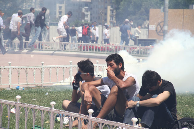 Polis Gezi Parkı'ndan çekilmeye başladı - Resim: 1