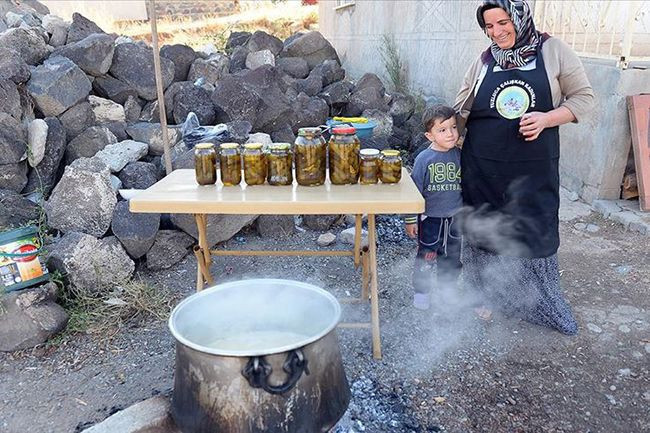 Patlıcanın en tatlı hali için kazanlar kaynadı - Resim: 3