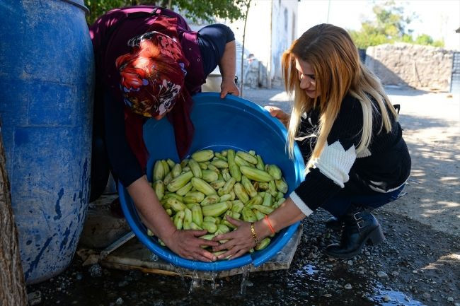 Patlıcanın en tatlı hali için kazanlar kaynadı - Resim: 1