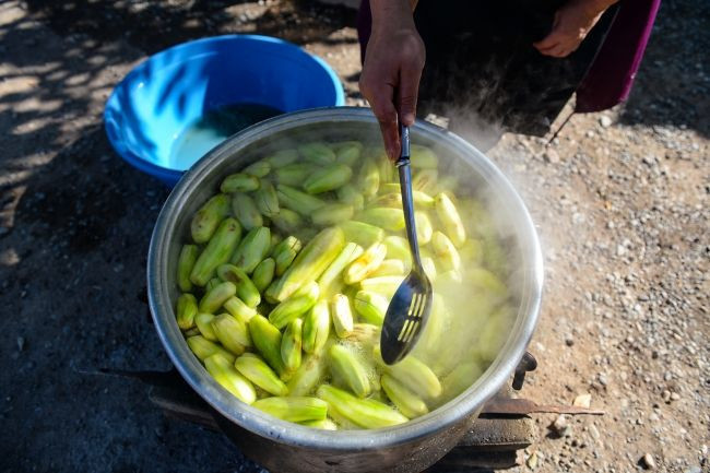 Patlıcanın en tatlı hali için kazanlar kaynadı - Resim: 4
