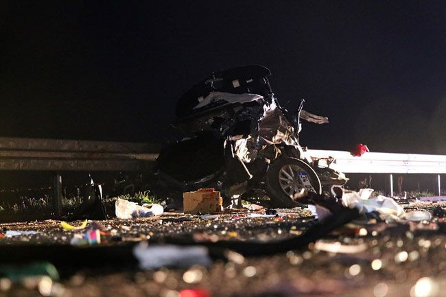 Otomobili ikiye bölündü burnu dahi kanamadı - Resim: 1