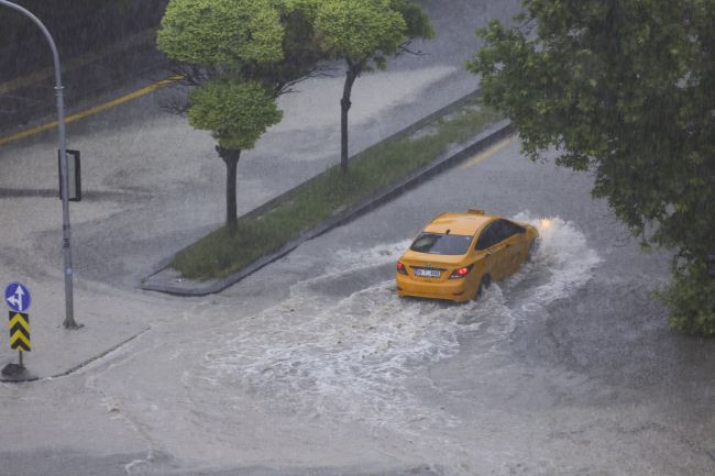 Ankara'da sağanak nedeniyle çok sayıda araç suda kaldı - Resim: 3