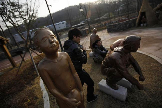 Tuvalet kültürünü öğreten heykeller - Resim: 2