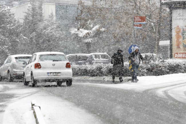 İstanbul kara gömüldü - Resim: 3