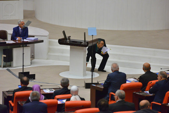Meclis'te tansiyon yükseldi! CHP'li vekil dağıttı, CHP'li vekiller topladı! - Resim: 9