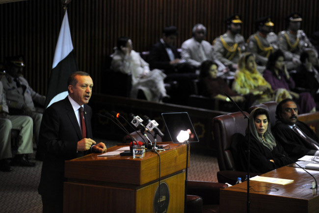 Erdoğan'a protesto gibi alkış! - Resim: 1