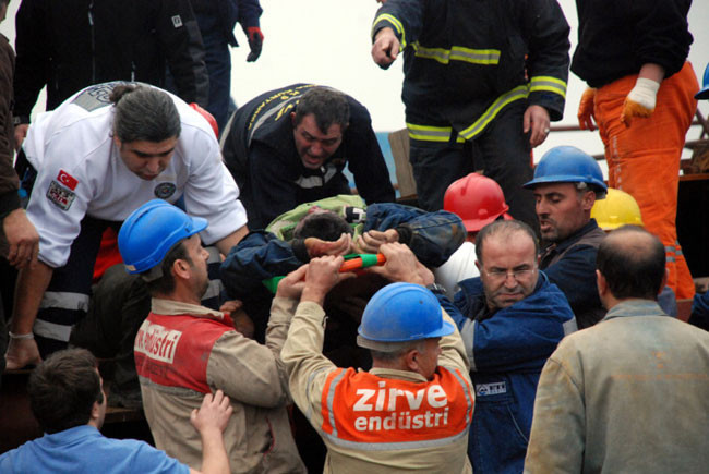300 tonluk kapağın altında kaldılar! - Resim: 3