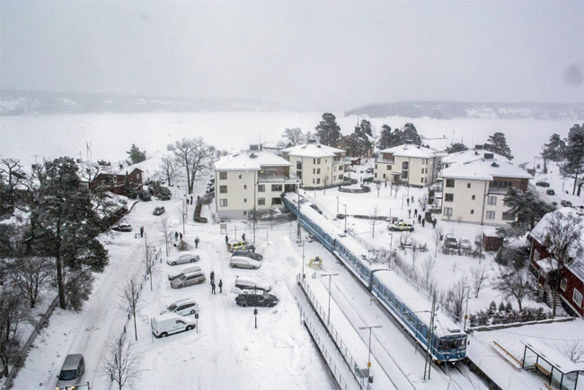 Çaldığı trenle binaya çarptı - Resim: 1