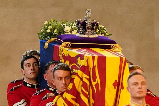 Kraliçe Elizabeth'in tabutu sır dolu! Meghan Markle casus iddiası kıyafetine gizledi! - Resim: 2