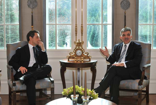 Sarkozy öyle bir oturdu ki... - Resim: 2