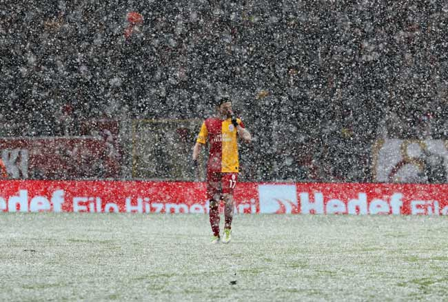 Cimbom sahada dondu kaldı - Resim: 4