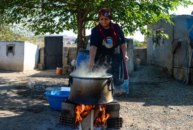 Patlıcanın en tatlı hali için kazanlar kaynadı - Resim: 2